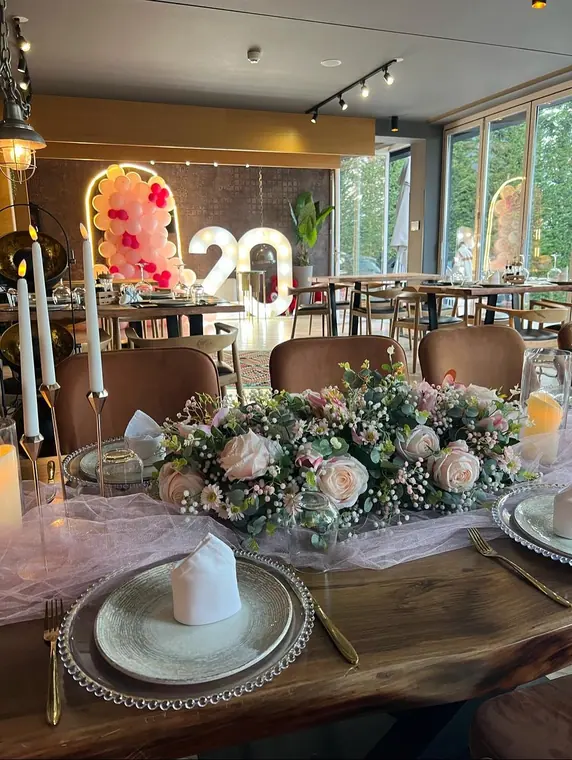 Place setting with rose runner, balloon arch and lit number 20