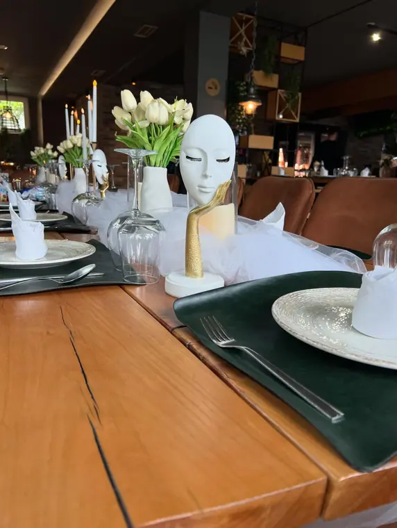 Dressed banquet table with tulips, candles and face sculpture