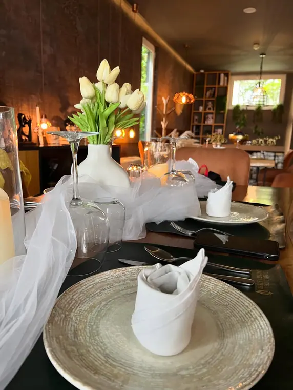 Set table with tulip vase, folded napkins and candles