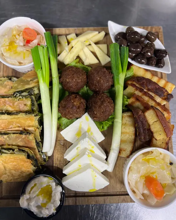 Mixed starter board with pie slices, cheese, meatballs and olives