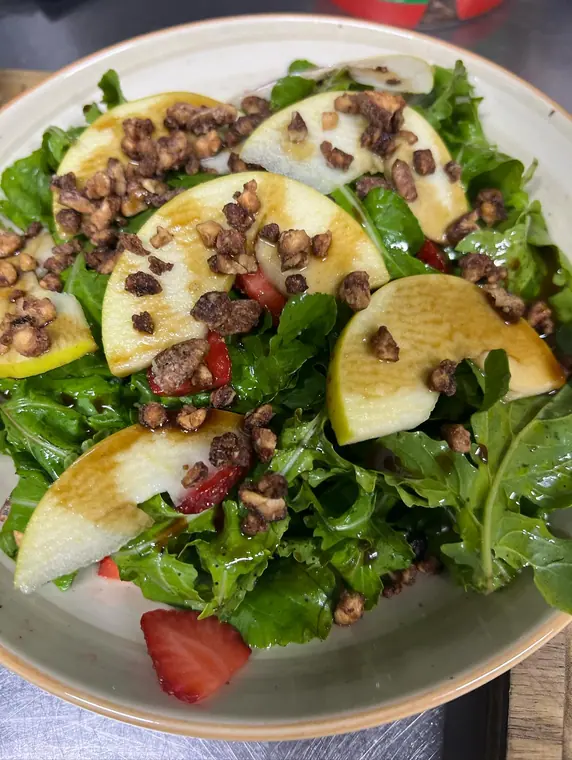 Rocket salad with apple slices, walnuts and balsamic dressing